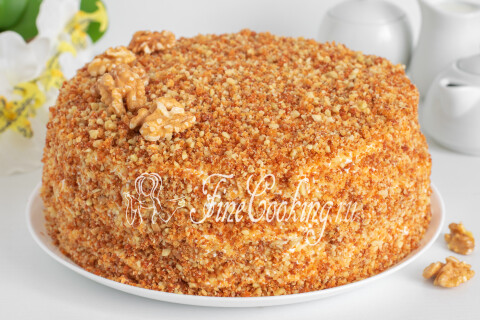 Верх торта украшен несколькими целыми грецкими орешками