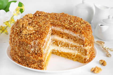 Медовый торт нарезан аккуратными порционными кусочками