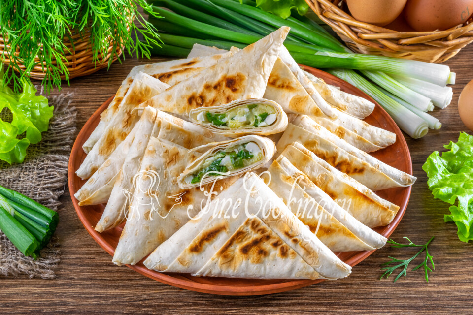 Треугольники из лаваша с яйцом, сыром и зеленым луком — готовое блюдо