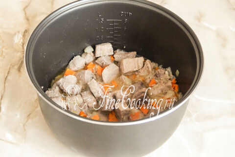 Тушеный картофель с мясом в мультиварке. Шаг 8