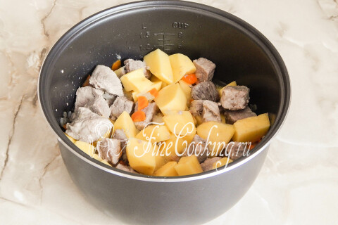 Тушеный картофель с мясом в мультиварке. Шаг 9