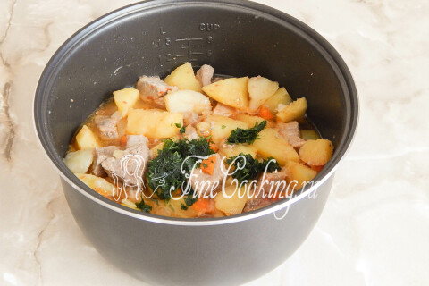 Тушеный картофель с мясом в мультиварке. Шаг 11