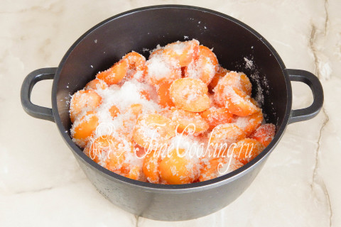Варенье из абрикосов с орехами на зиму. Шаг 4