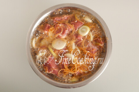 Вкусный и сочный шашлык из свинины с луком на мангале. Шаг 9