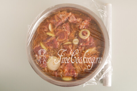 Вкусный и сочный шашлык из свинины с луком на мангале. Шаг 10