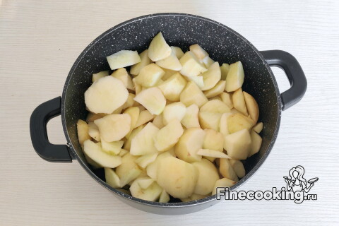Яблочные ломтики в объёмной кастрюле