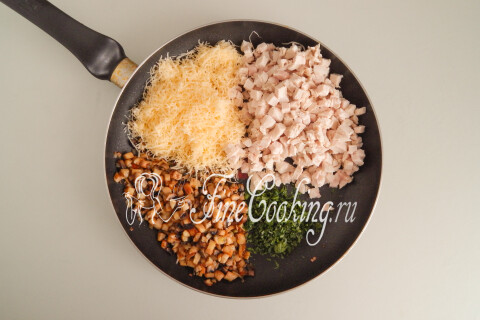 Яичные блинчики с курицей, грибами и сыром. Шаг 13