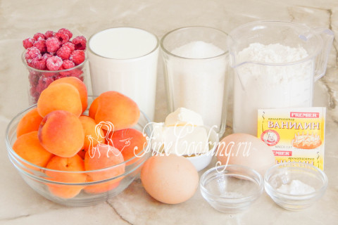 Заливной пирог с абрикосами и малиной. Шаг 1