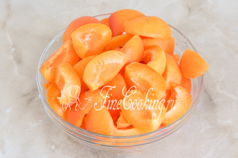Заливной пирог с абрикосами и малиной. Шаг 2