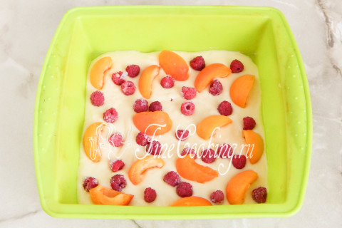 Заливной пирог с абрикосами и малиной. Шаг 8