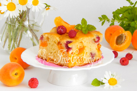 Заливной пирог с абрикосами и малиной. Шаг 12