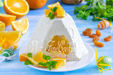 Готовое блюдо: Заварная творожная пасха с апельсинами на тарелке