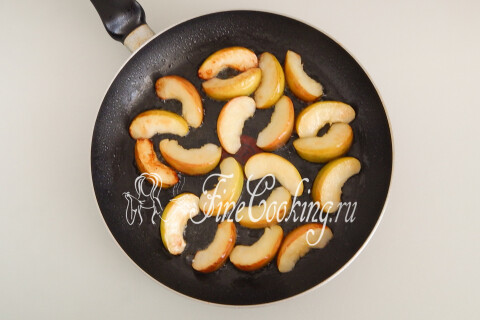 Жареная печень с яблоками и луком. Шаг 3