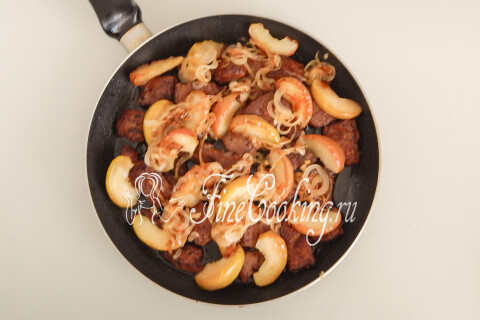 Жареная печень с яблоками и луком. Шаг 12