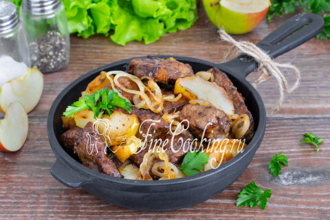 Готовое блюдо: Жареная печень с яблоками и луком