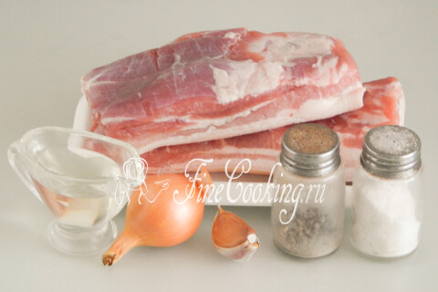 Жареная свиная грудинка с луком на сковороде. Шаг 1