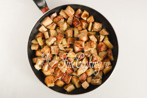 Жареные баклажаны с яйцами, луком и чесноком. Шаг 13