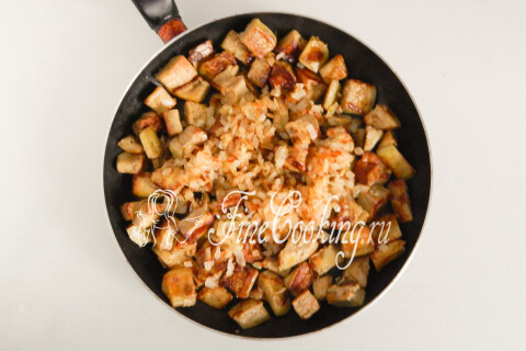 Жареные баклажаны с яйцами, луком и чесноком. Шаг 14