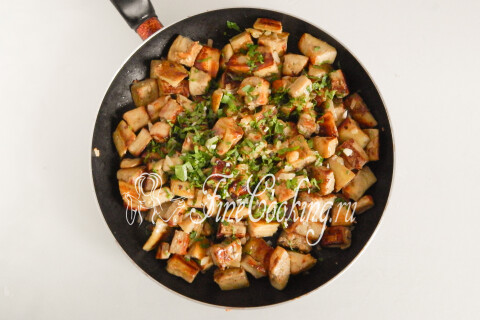 Жареные баклажаны с яйцами, луком и чесноком. Шаг 15