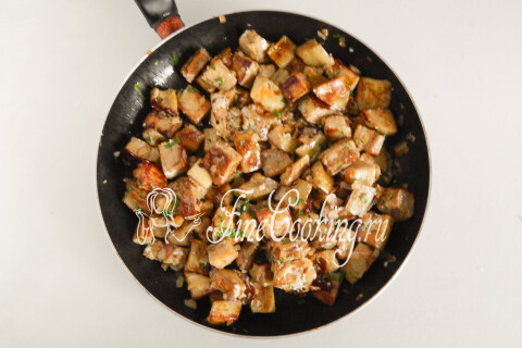 Жареные баклажаны с яйцами, луком и чесноком. Шаг 17