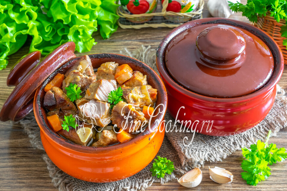 Жаркое из свинины в горшочках в духовке — готовое блюдо