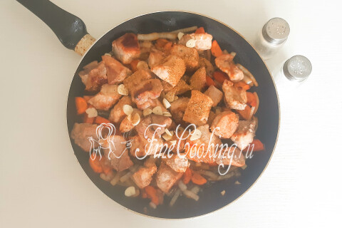 Жаркое из свинины в горшочках в духовке. Шаг 9