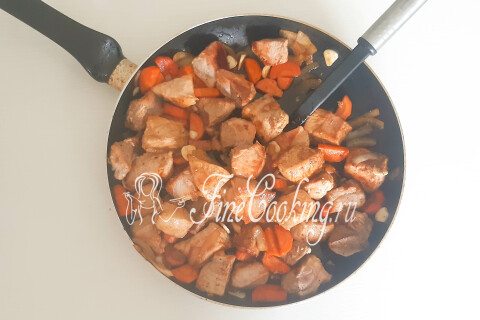 Жаркое из свинины в горшочках в духовке. Шаг 10